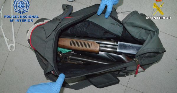 Foto: Imagen de las armas con las que contaba el grupo mafioso. (Foto: Ministerio del Interior)