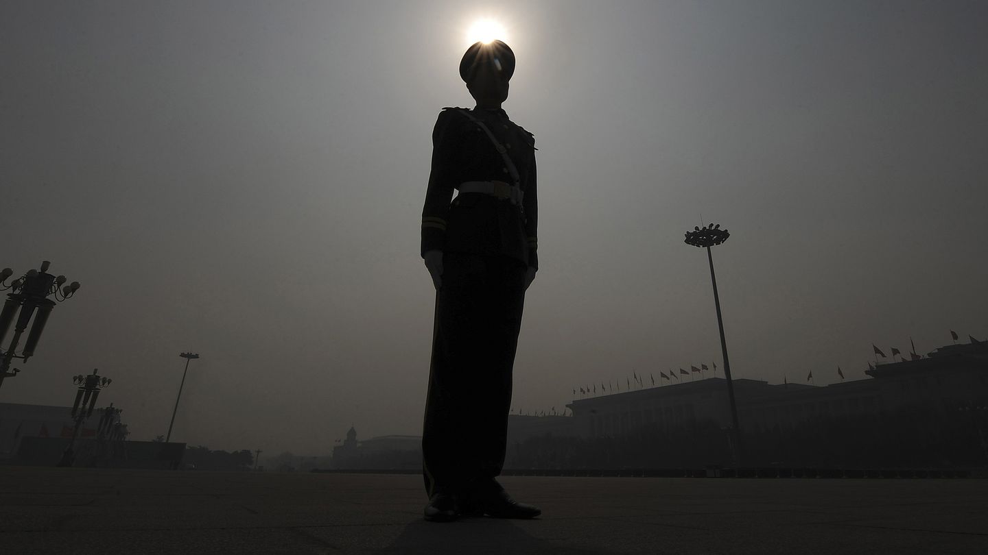 Un policía paramilitar hace guardia en la Plaza de Tiananmen, en Pekín (Reuters).