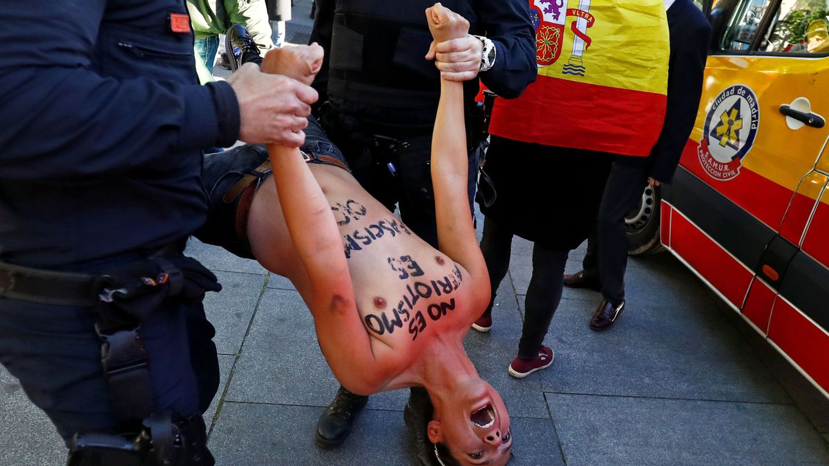 Activistas de Femen irrumpen en el acto de cierre de campaña de Vox en Madrid