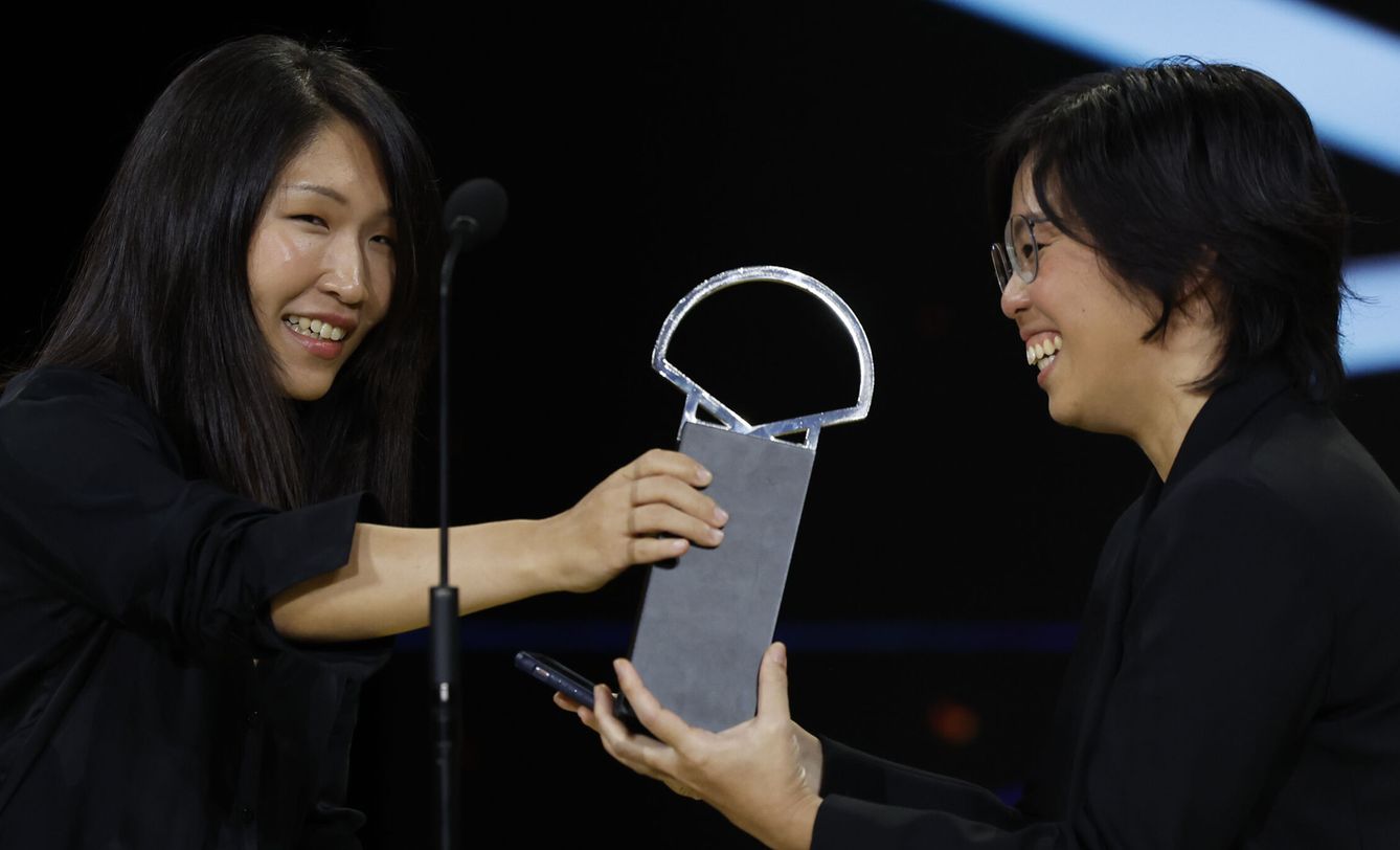 Las cineastas taiwanesas Peng Tzu-Hui y Wang Ping Wen reciben la Palma de Oro a la Mejor Dirección. (Efe/Javier Etxezarreta) 