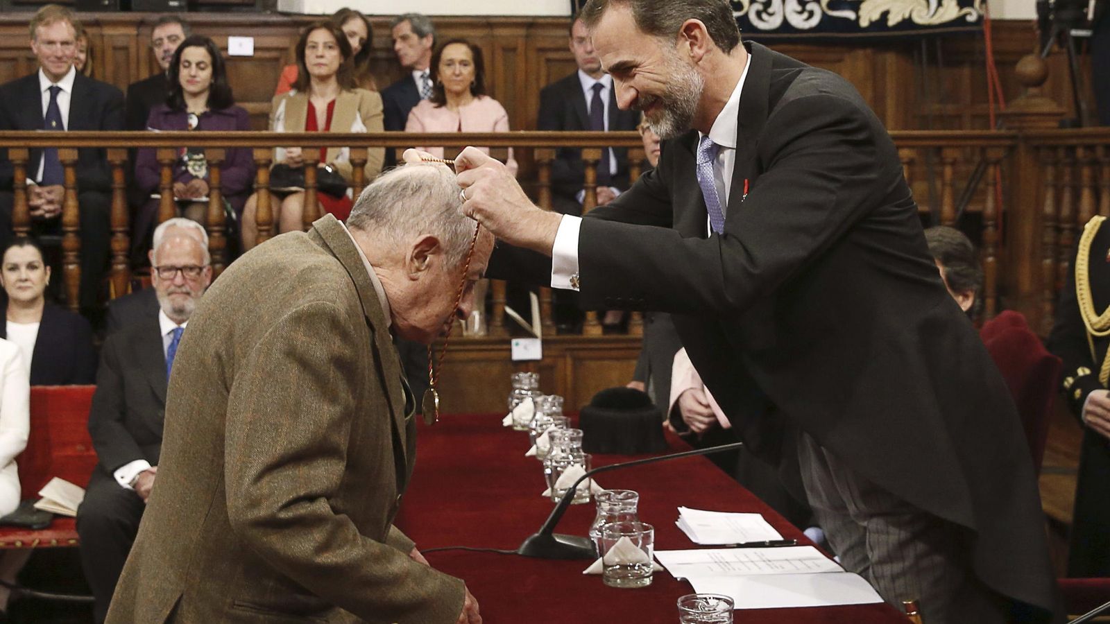 Foto: Juan Goytisolo recibe el Cervantes de manos del Rey (EFE)