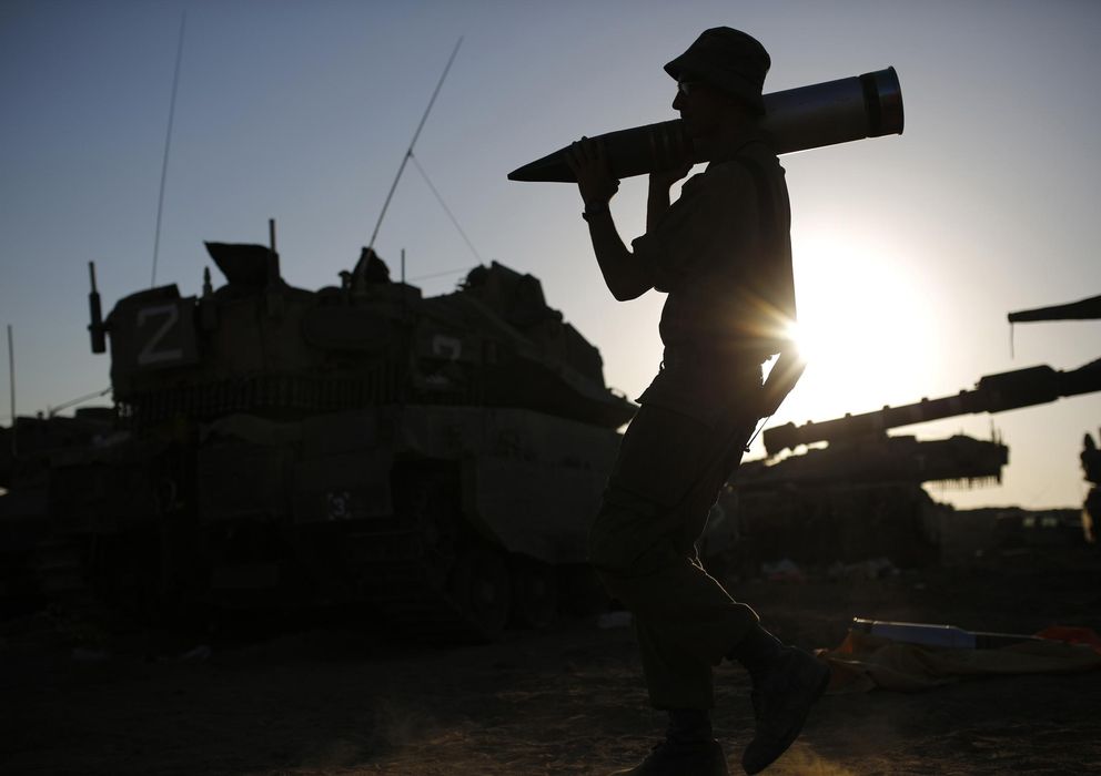 Foto: Un soldado israelí carga con un proyectil cerca de la frontera con la Franja de Gaza durante la ofensiva. (Reuters)