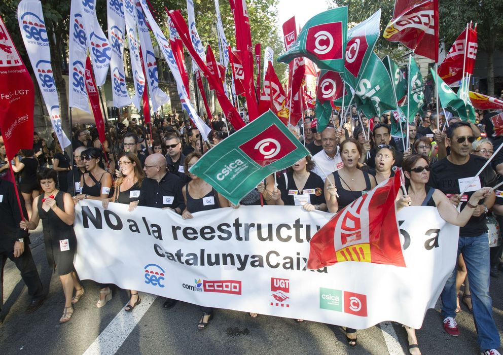 Foto: Mas de un millar de empleados de Catalunya Banc se manifiestan contra el ERE en Barcelona (EFE)