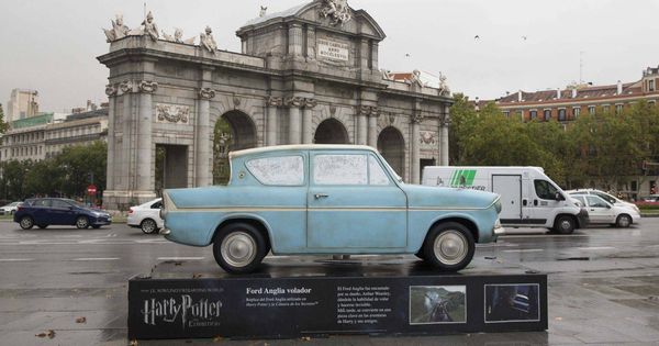 Foto: El Ford Anglia, ubicado en la Puerta de Alcalá
