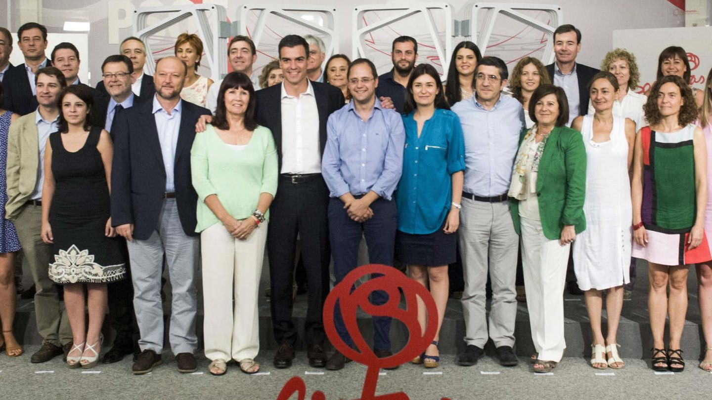 Foto de familia de la ejecutiva elegida en el congreso extraordinario de 2014, el 28 de julio de aquel año, con Pedro Sánchez al frente. (EFE)