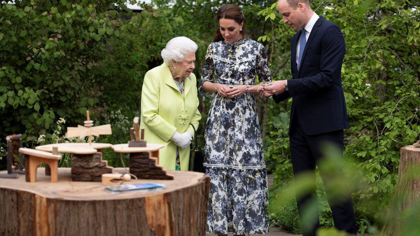 Los duques de Cambridge junto a la reina Isabel II este lunes. (Reuters)
