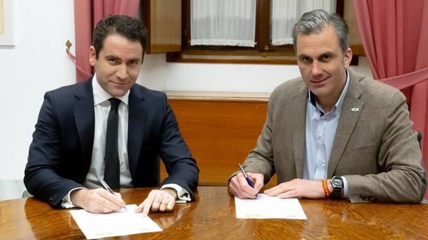 Teodoro García Egea y Javier Ortega Smith escenifican el pacto entre el PP y Vox. (PP)