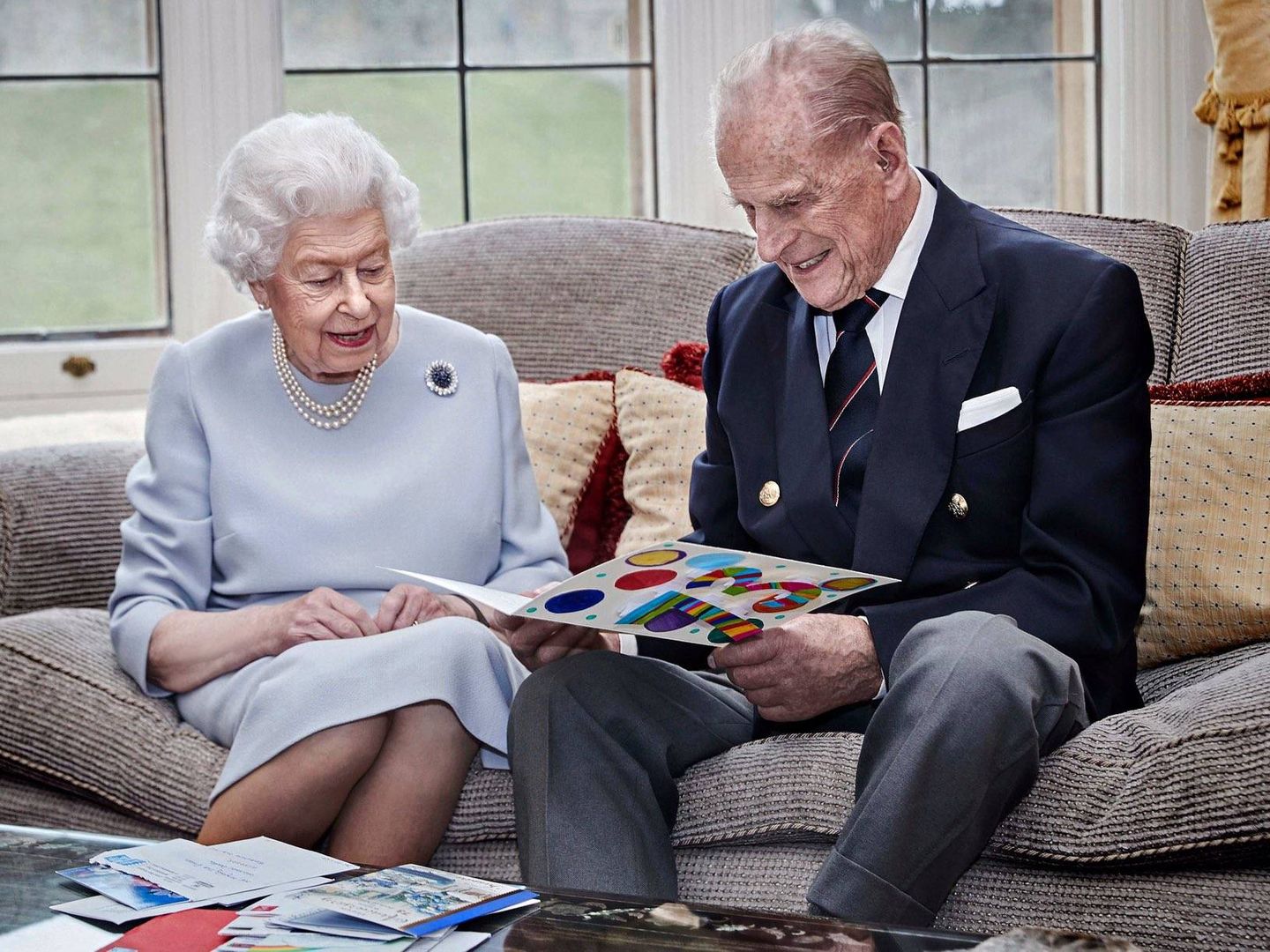 Isabel II y el duque de Edimburgo, leyendo la tarjeta de sus bisnietos. (Palacio de Bukingham)