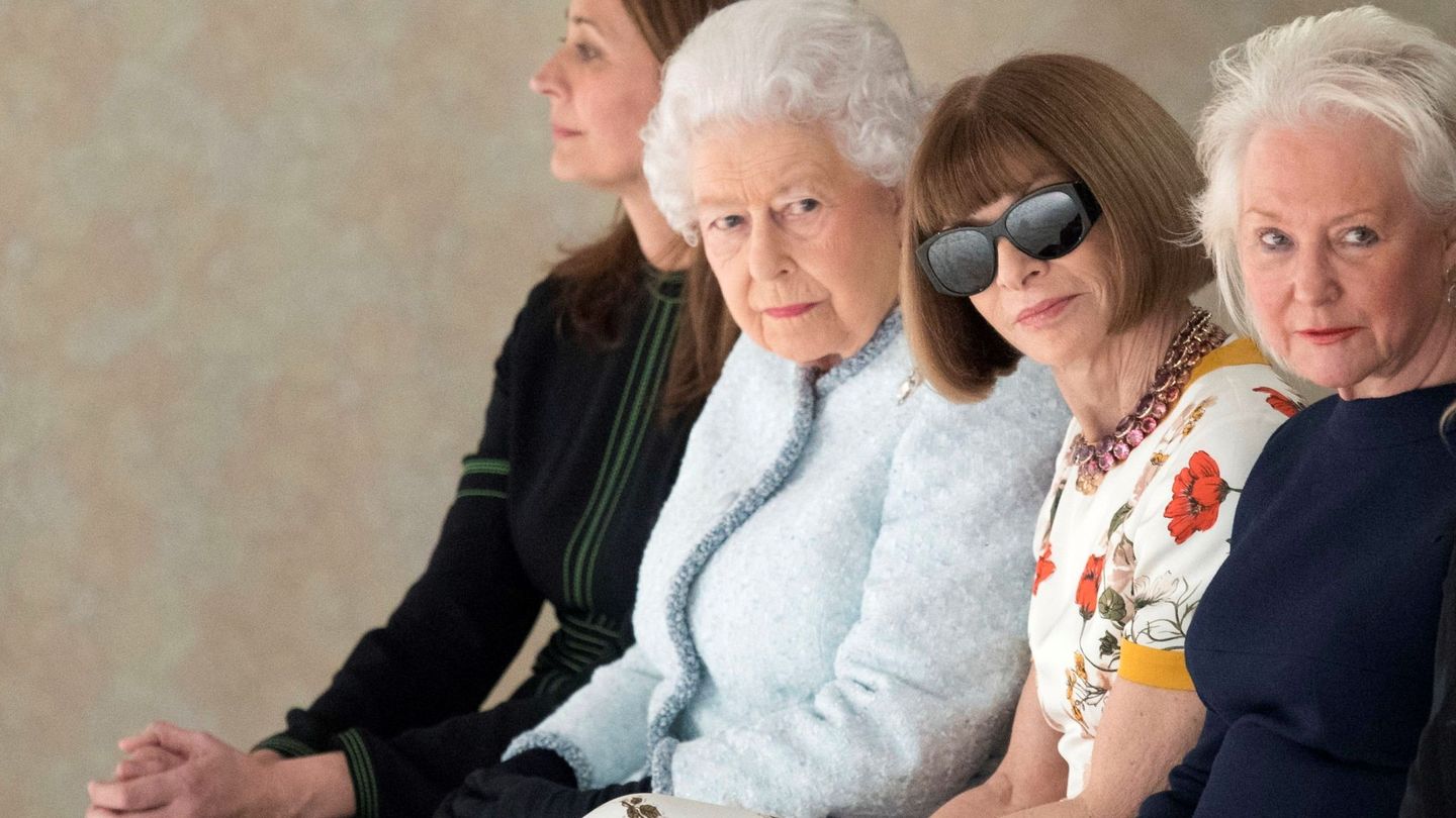 Anna Wintour y la reina de Inglaterra en la Semana de la Moda de Londres de 2018. (EFE)