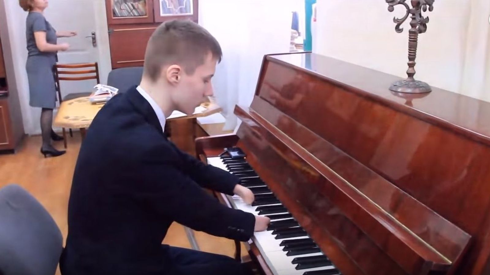 El de 15 años que toca el piano sin manos conmueve la