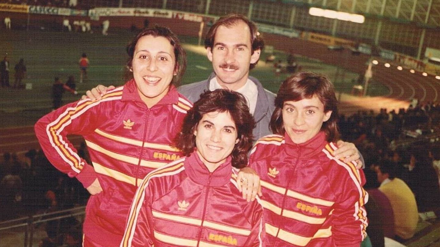 Patiño, en Milán, con su entrenador y compañeras de equipo.