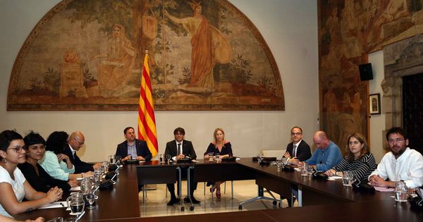 Foto: El presidente de la Generalitat, Carles Puigdemont, lidera la reunión de los partidos que conforman el Pacto Nacional para el Referéndum. (EFE)