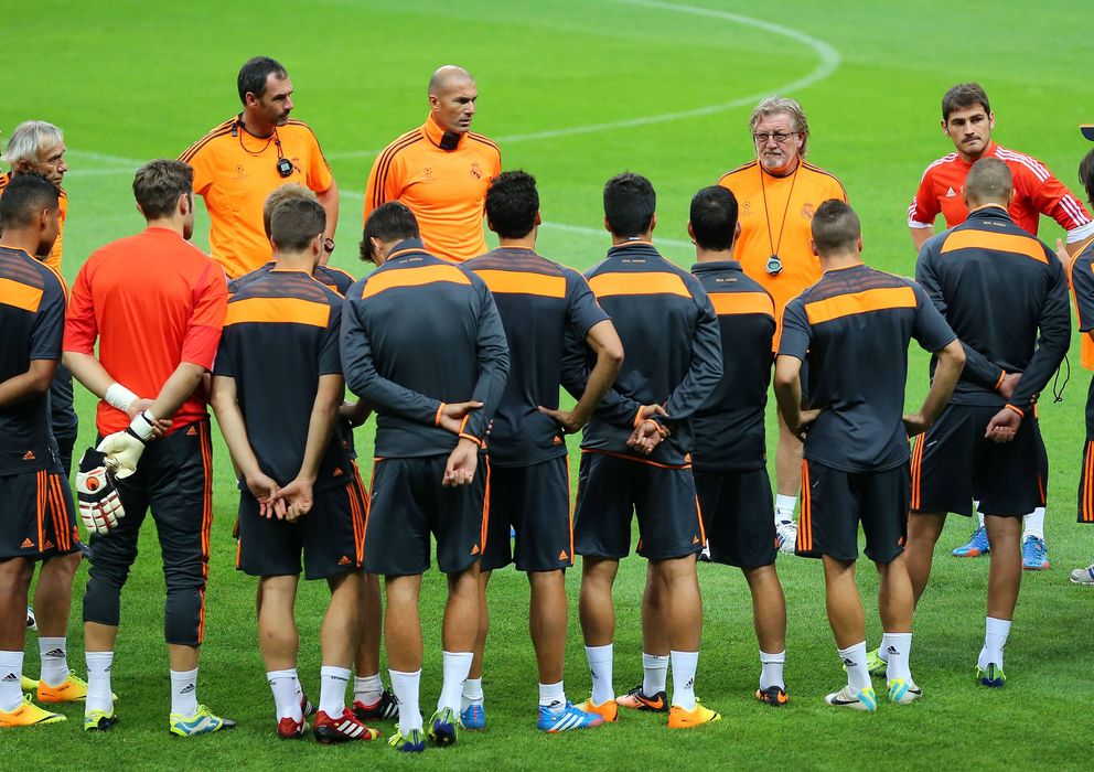 Foto: Ancelotti charla con los jugadores durante un entrenamiento. (Imago)