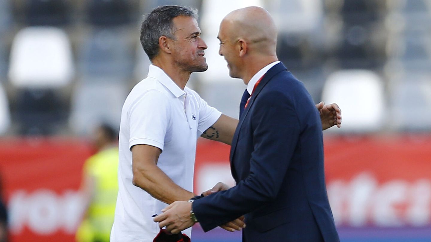 Luis Enrique y Luis Rubiales se saludan durante la Eurocopa. (Reuters/Marcelo del Pozo)