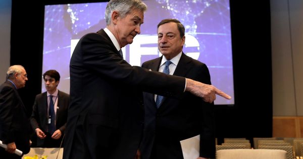Foto: El presidente de la Reserva Federal, Jerome Powell (i), y Mario Draghi, presidente del BCE. (Reuters)