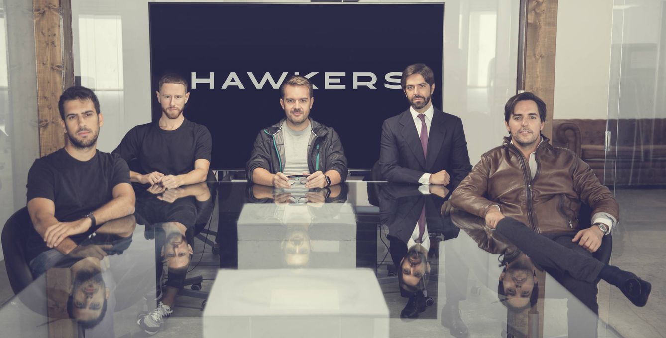 De izquierda a derecha: Pablo Sánchez, fundador de Hawkers; Paco Pérez, director general; David Moreno, fundador; Borja Oria, socio de Arcano, y Hugo Arévalo, que se incorpora al equipo de Hawkers.