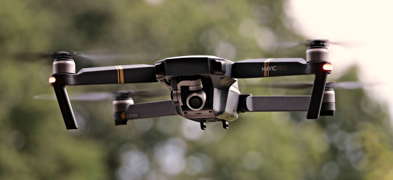 Un dron con cámara de vigilancia. (Pixabay)