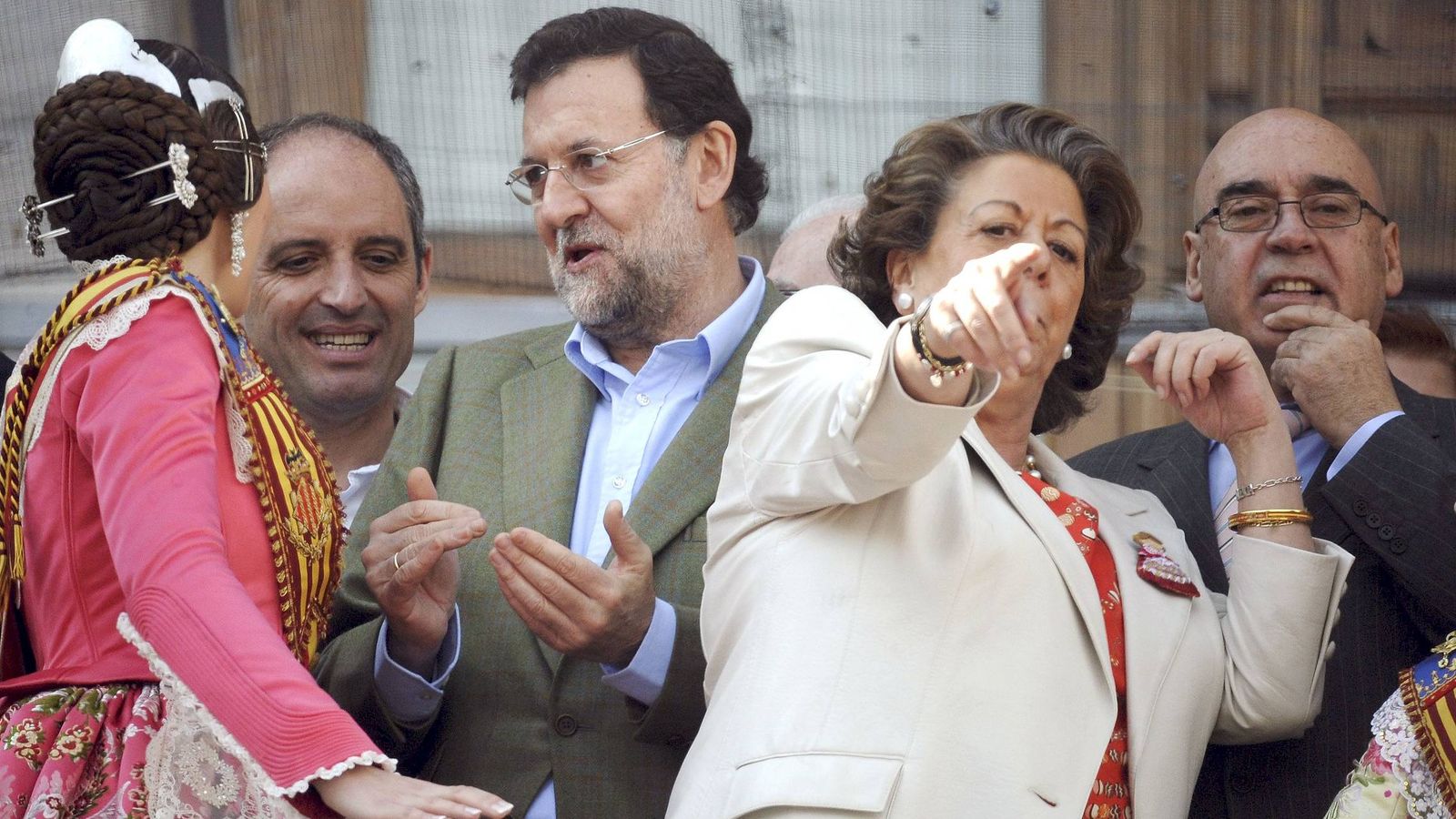 Foto: Barberá, con Rajoy y Camps, en las Fallas de Valencia. (EFE)