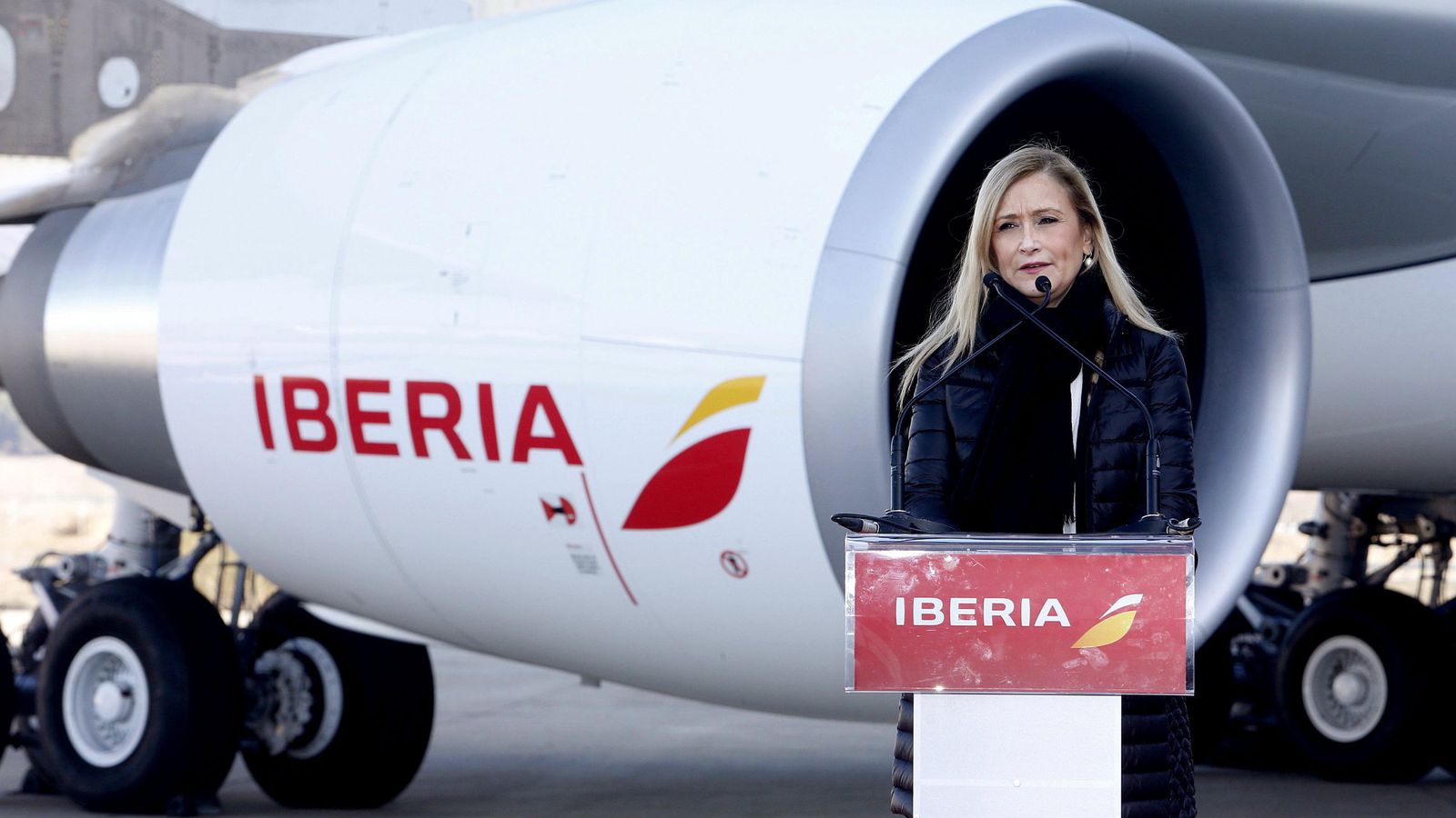 Foto:  La presidenta de la Comunidad de Madrid, Cristina Cifuentes, durante la visita que ha realizado al hangar 6 de iberia en La Muñoza. (EFE)