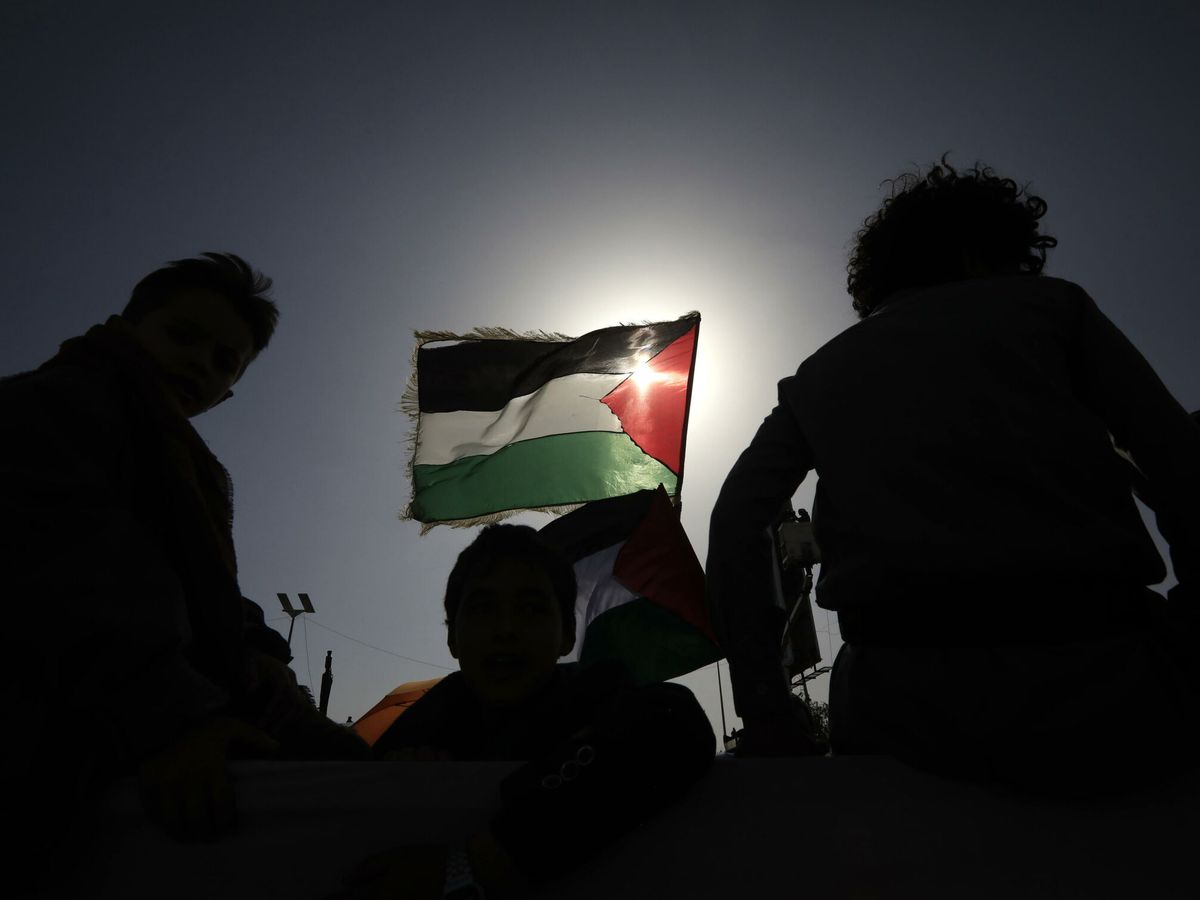 Foto: Imagen de archivo de varias personas portando una bandera de Palestina. (EFE/Y