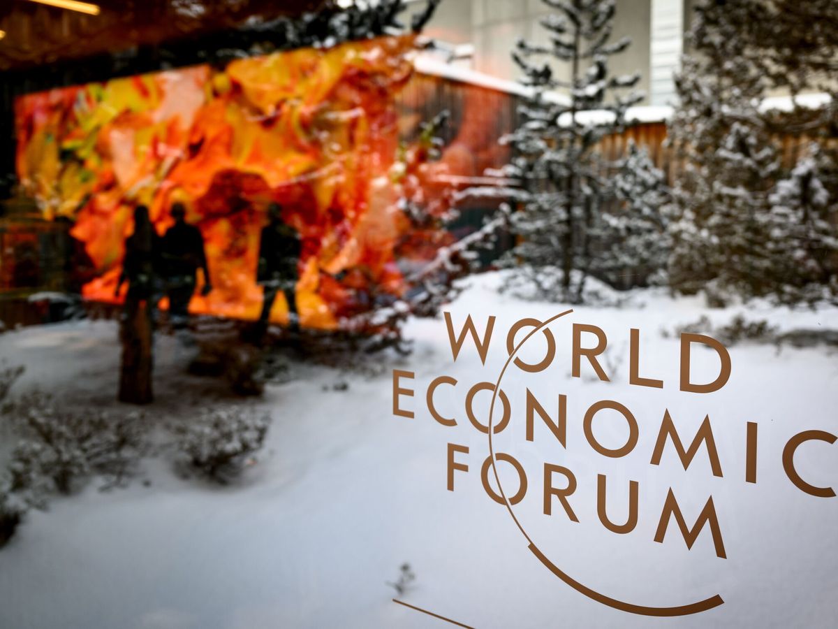 Foto: Cristalera del Centro de Congresos con el logo del Foro Económico Mundial celebrado en Davos (Suiza). (EFE/Laurent Gillieron)