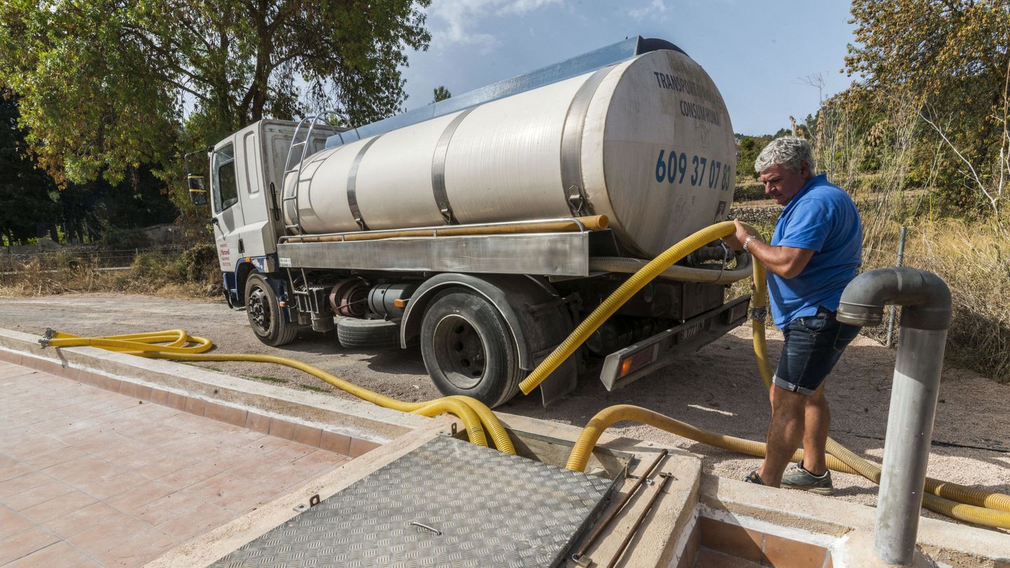 Un camión cisterna llena un depósito de agua en Mallorca (EFE/C.Cladera)