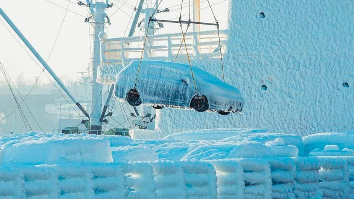 Un barco llega a puerto cargado de coches ¡totalmente congelados! 