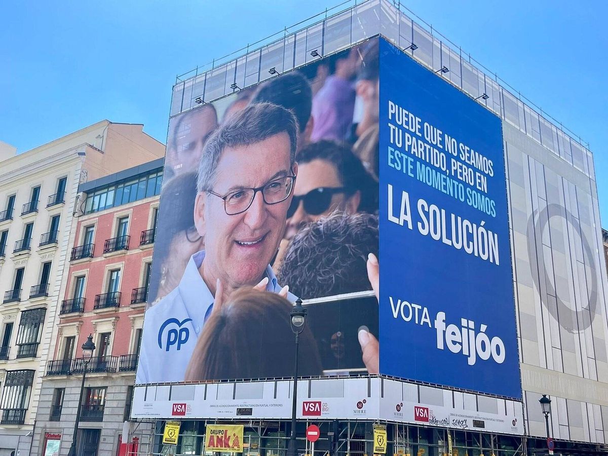 Foto: Imagen de la lona en el centro de Madrid. (PP/Europa Press)