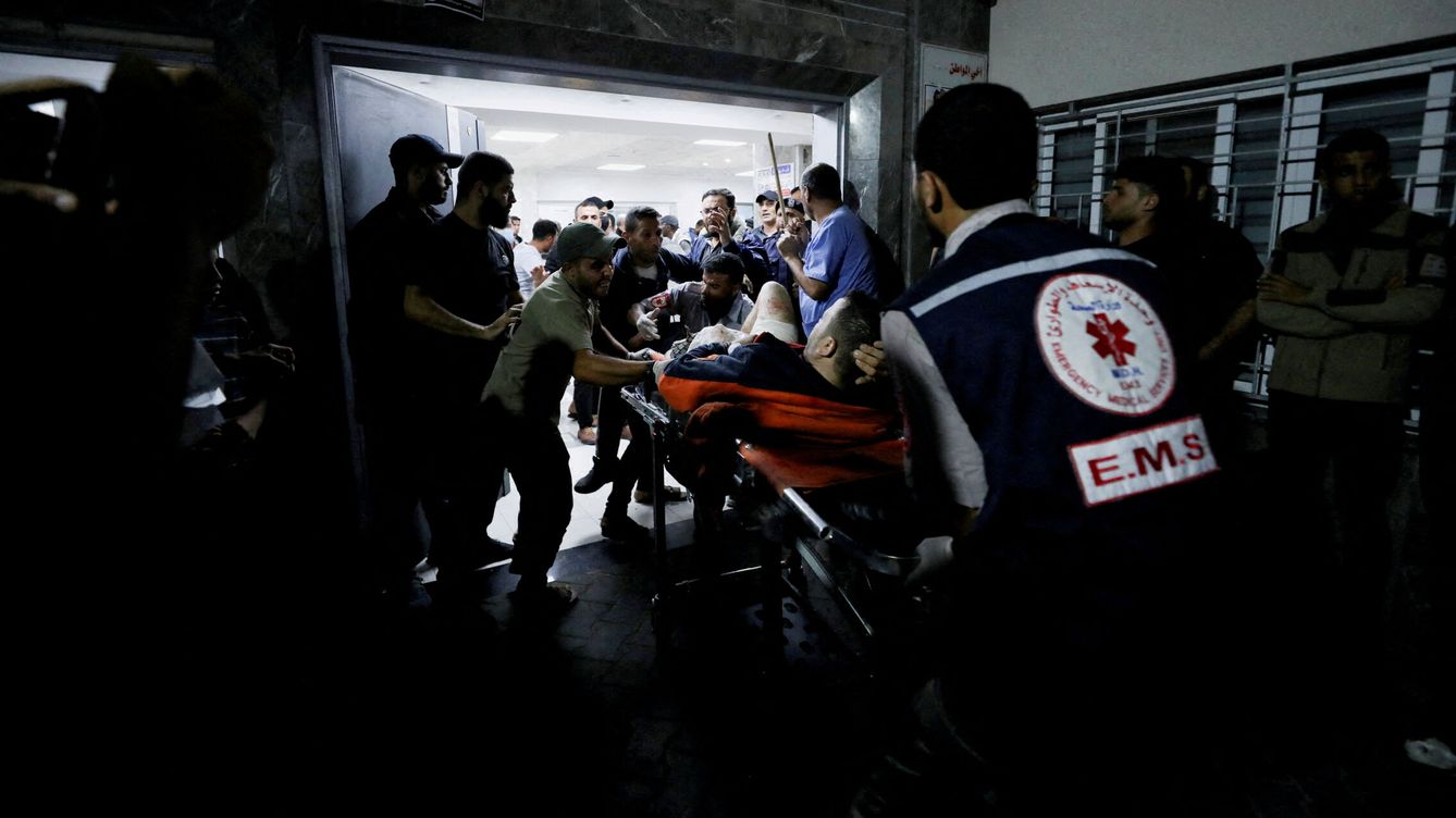 Foto: Un herido es atendido en el hospital de Al-Shifa. (Reuters/Mohammed Al-Masri)