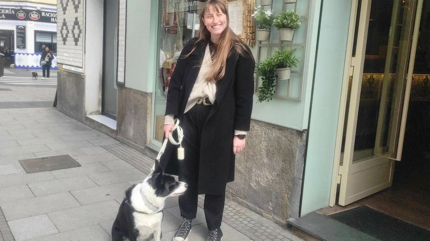 Anna pasea con su perro por la calle Ponzano de Madrid, repleta de restaurantes o bares y muy cerca de su casa. (L.B.)