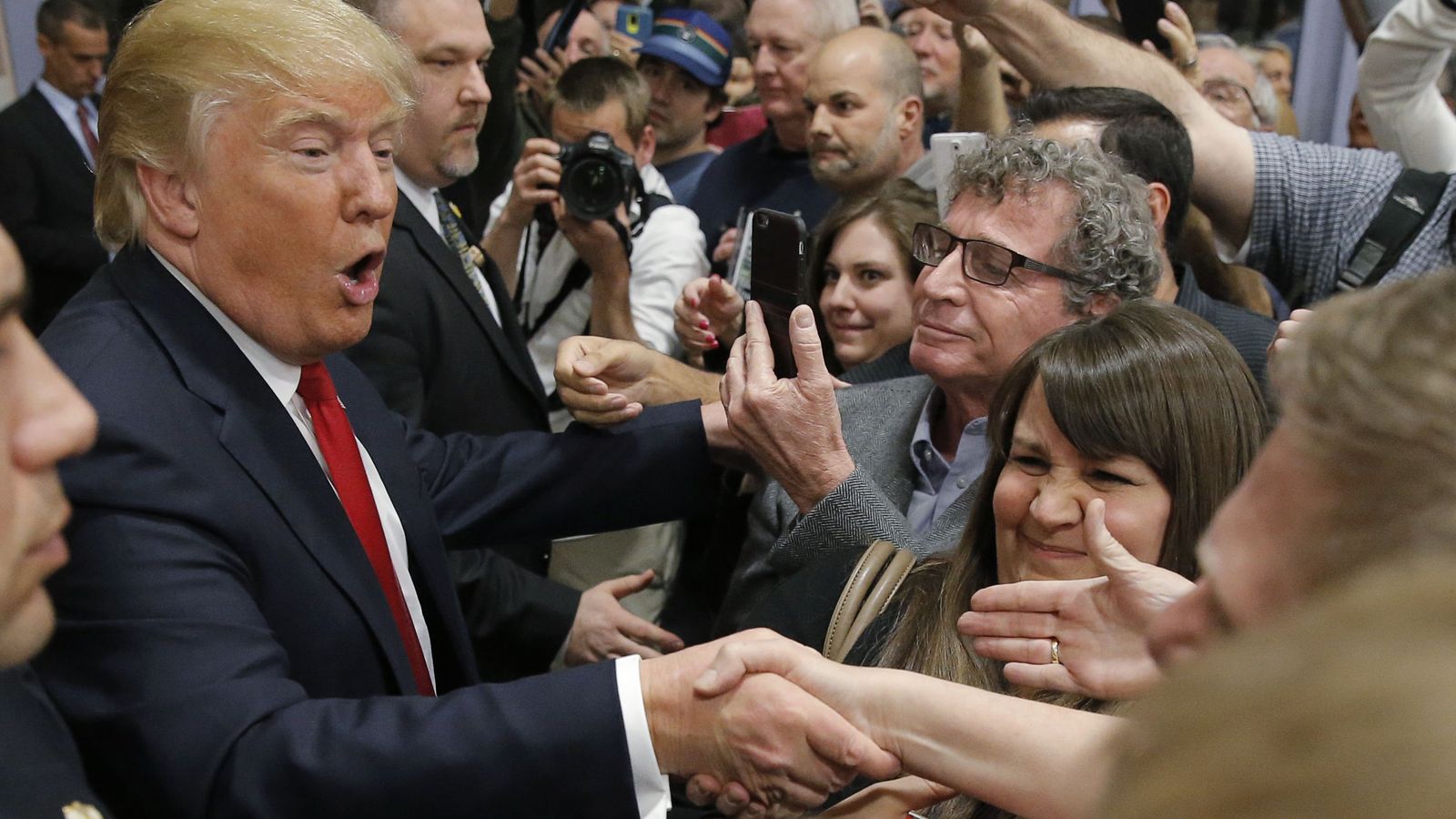 Foto: El candidato republicano Donald Trump saluda a votantes tras el caucus de Nevada, el 23 de febrero de 2016 (Reuters).