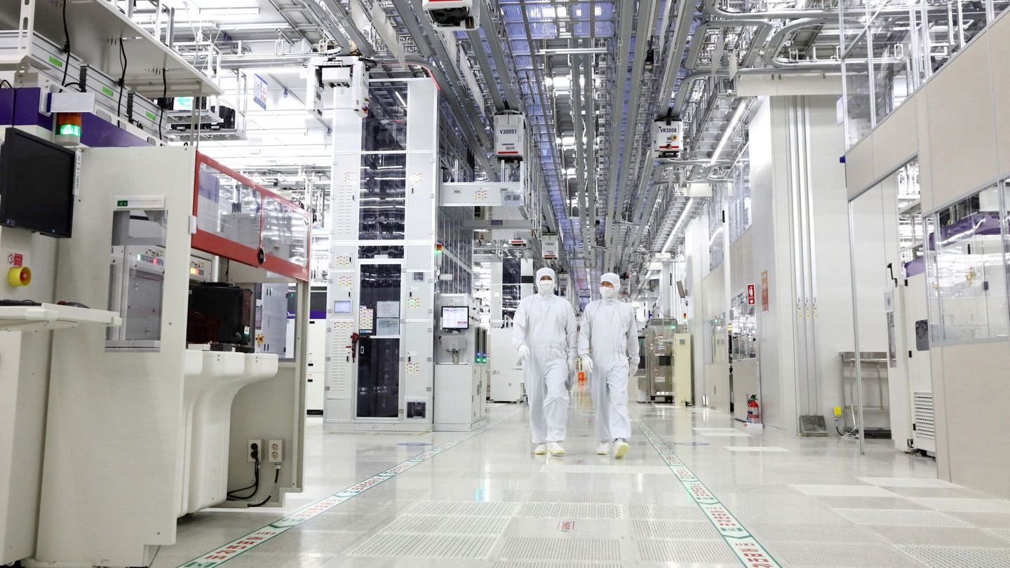 Interior de una fábrica de chips de Samsung. (Reuters)
