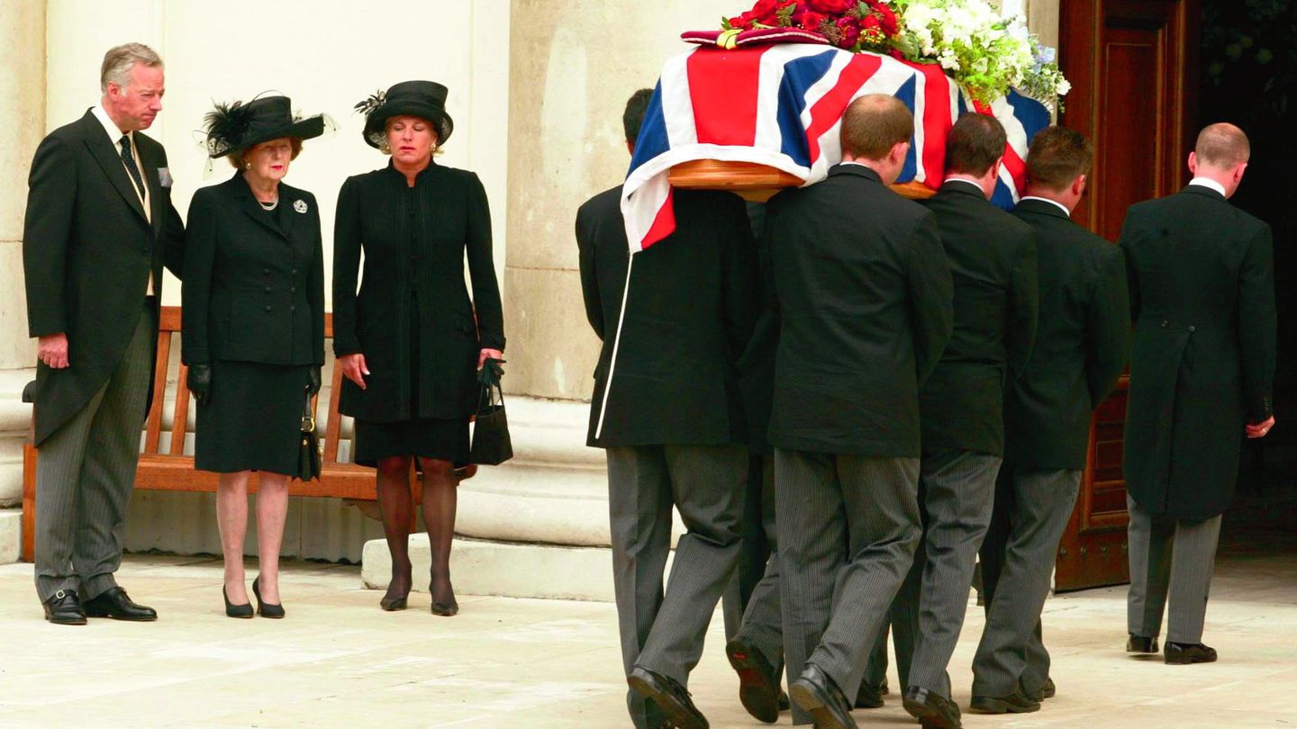 Margaret Thatcher, en el centro, con sus hijos en el funeral de su marido (Gtres)
