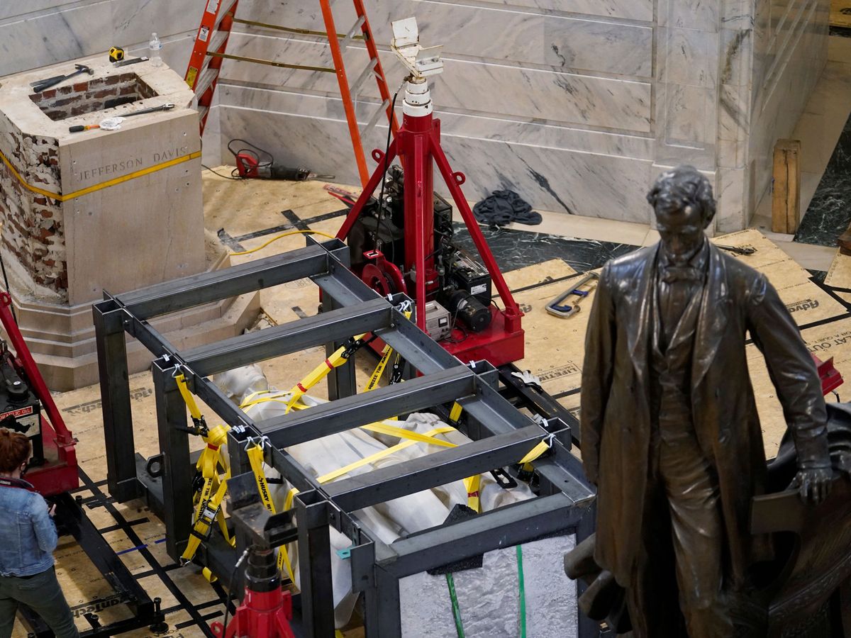 Foto: Retirada de la estatua del presidente confederado Jefferson Davis del Capitolio de Kentucky. (Reuteres)