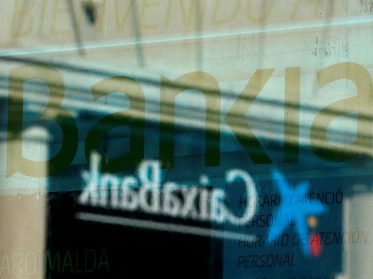 Foto: Logos de Bankia y CaixaBank. (Reuters)