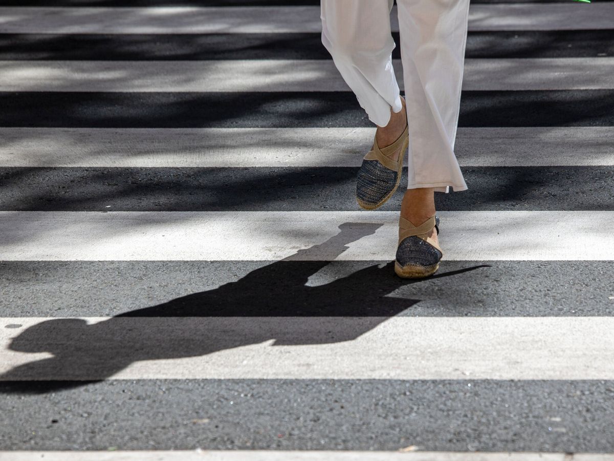 Foto: Una persona cruza un paso de peatones. (EFE/Raquel Manzanares)