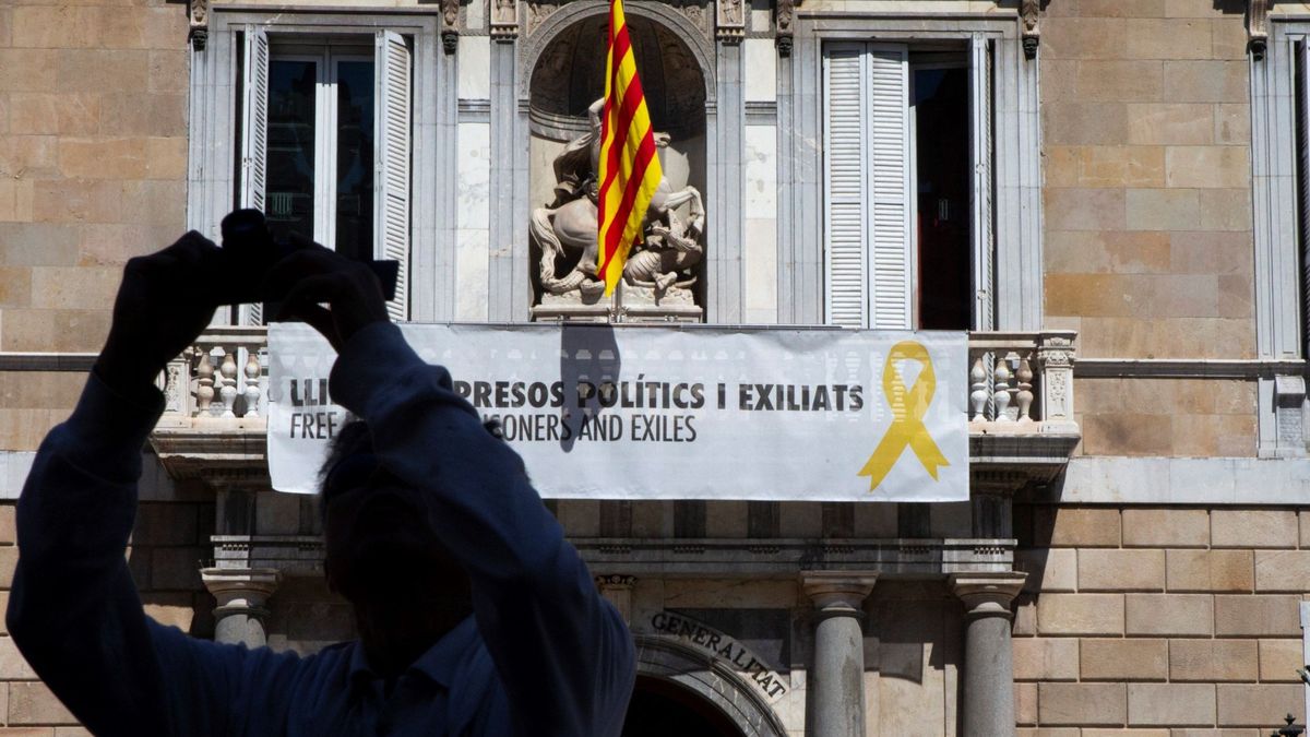 Torra vuelve a colgar la pancarta de los "presos políticos" en la Generalitat