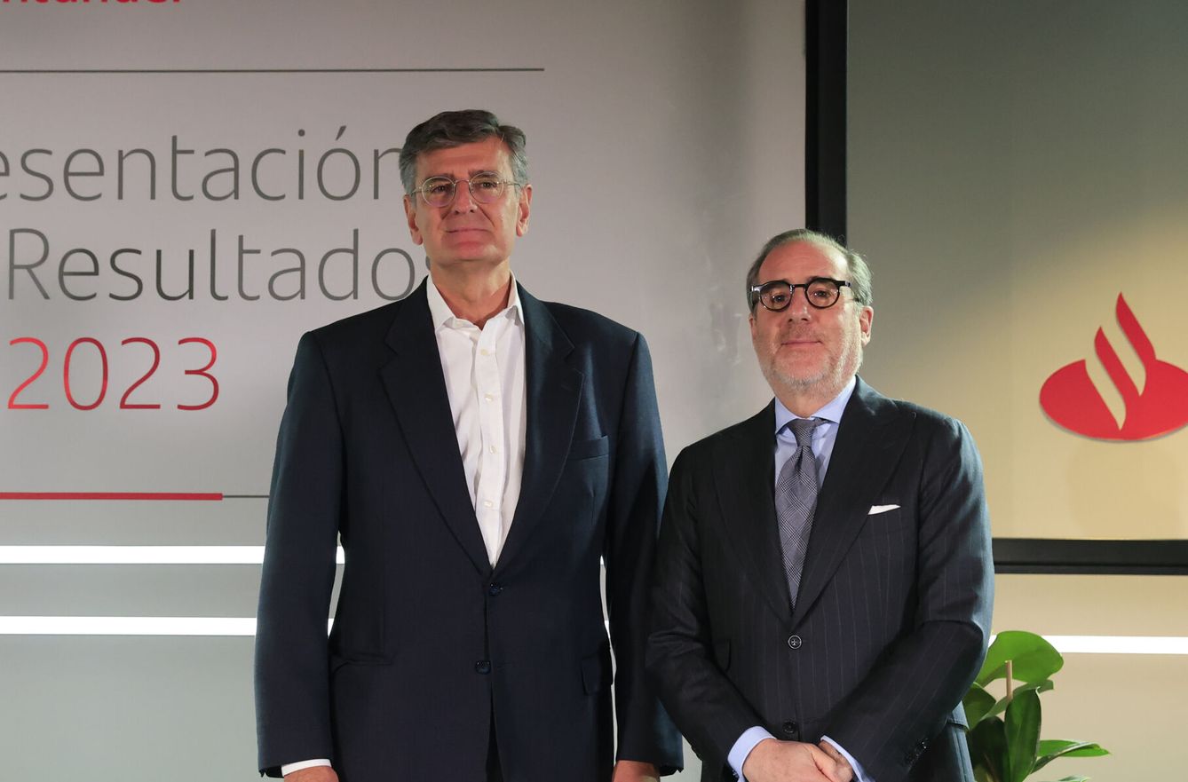 El consejero delegado del Santander, Héctor Grisi (d), y el director financiero, José García Cantera. (EFE/Zipi Aragon)