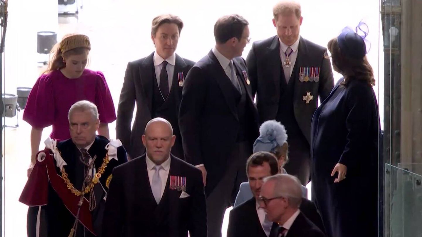 El príncipe Harry, con sus primos entrando en Westminster. 