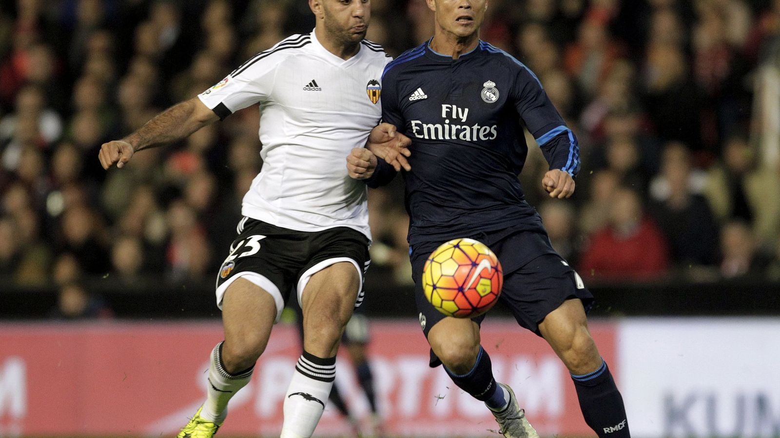 Foto: En la imagen, Cristiano Ronaldo y Abdennour (Reuters)