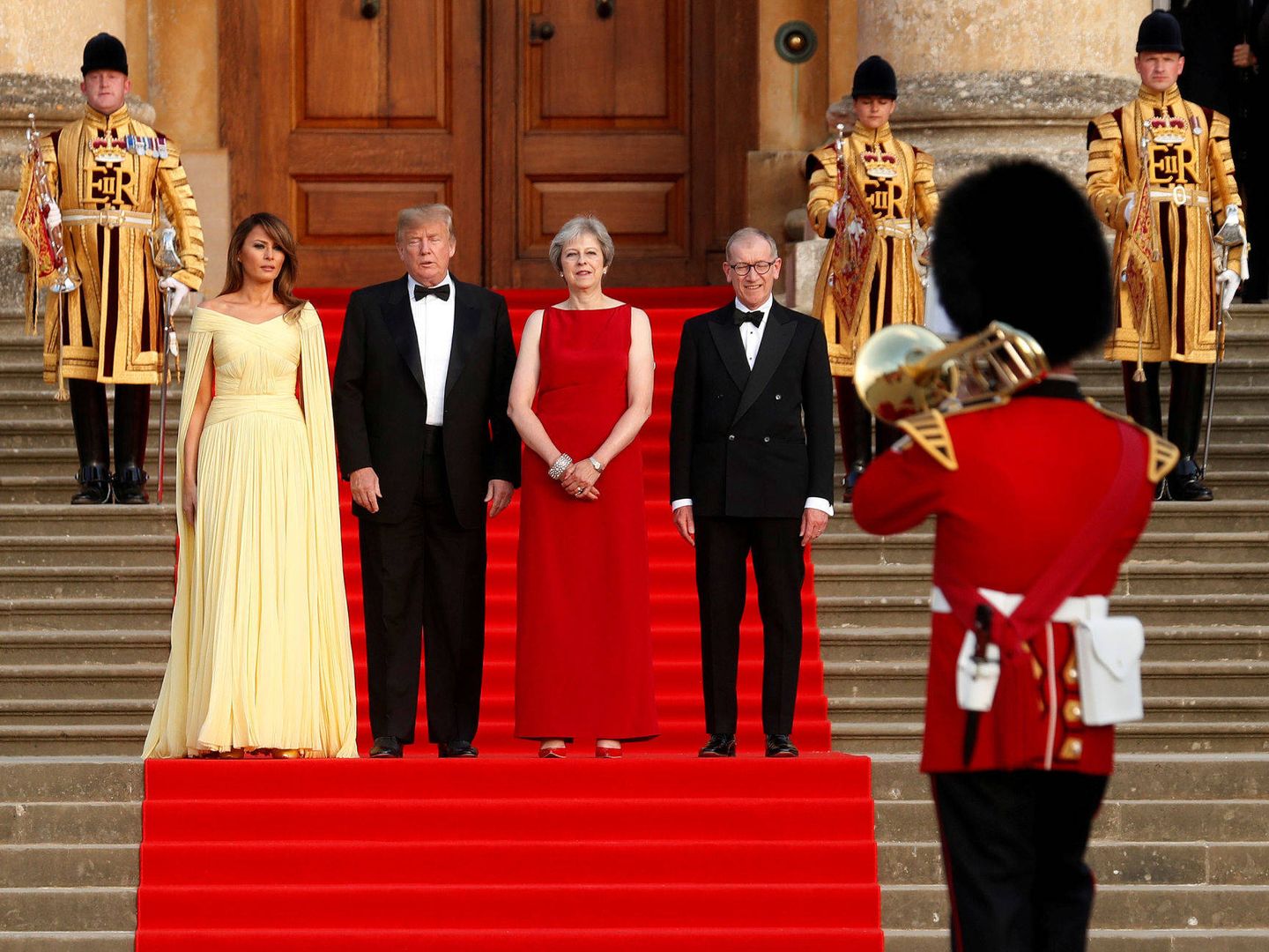 Melania y Donald Trump junto a May y su marido. (Reuters)