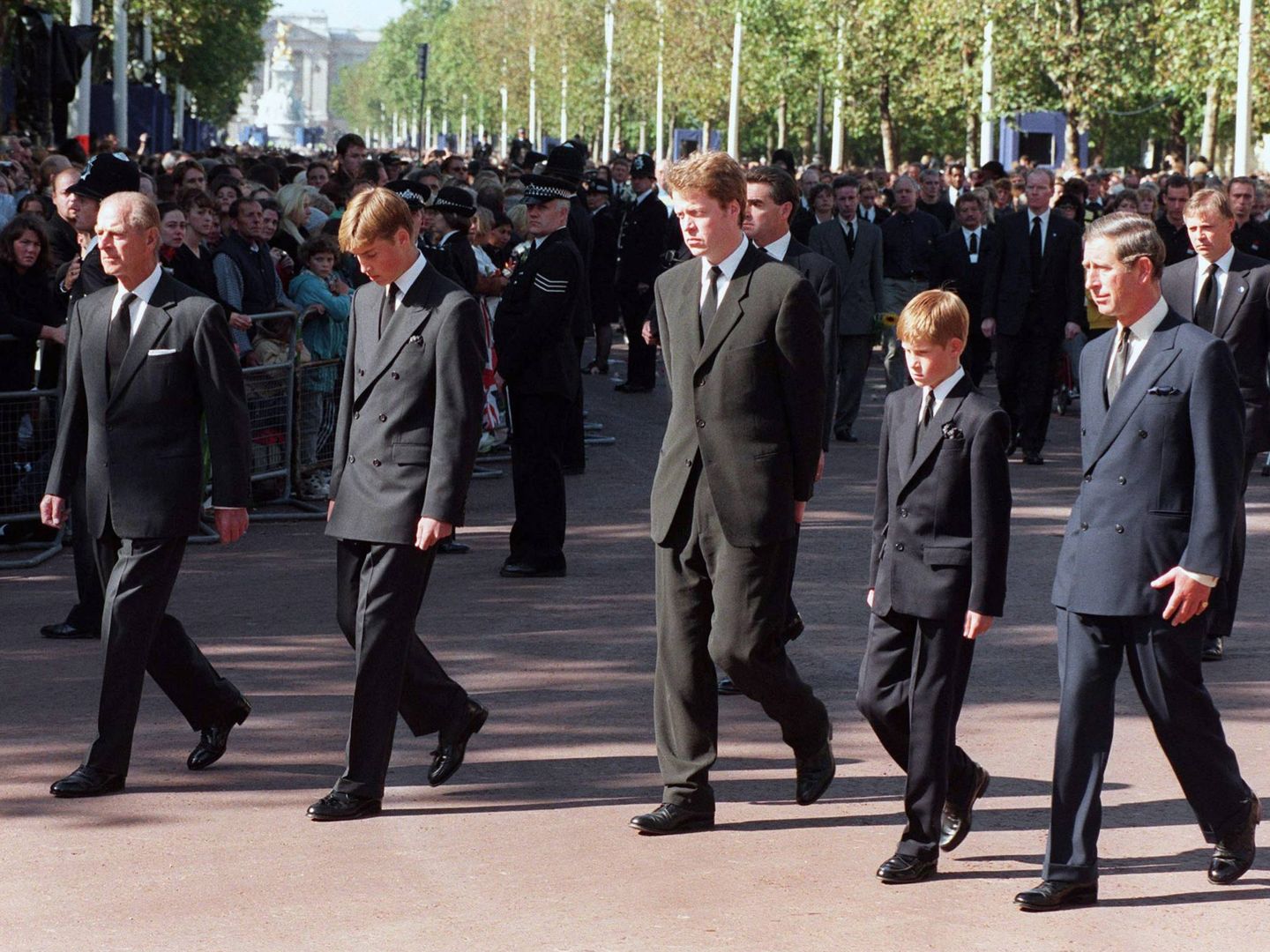 Charles Spencer, en el centro, durante el funeral de Diana de Gales. (Cordon Press)