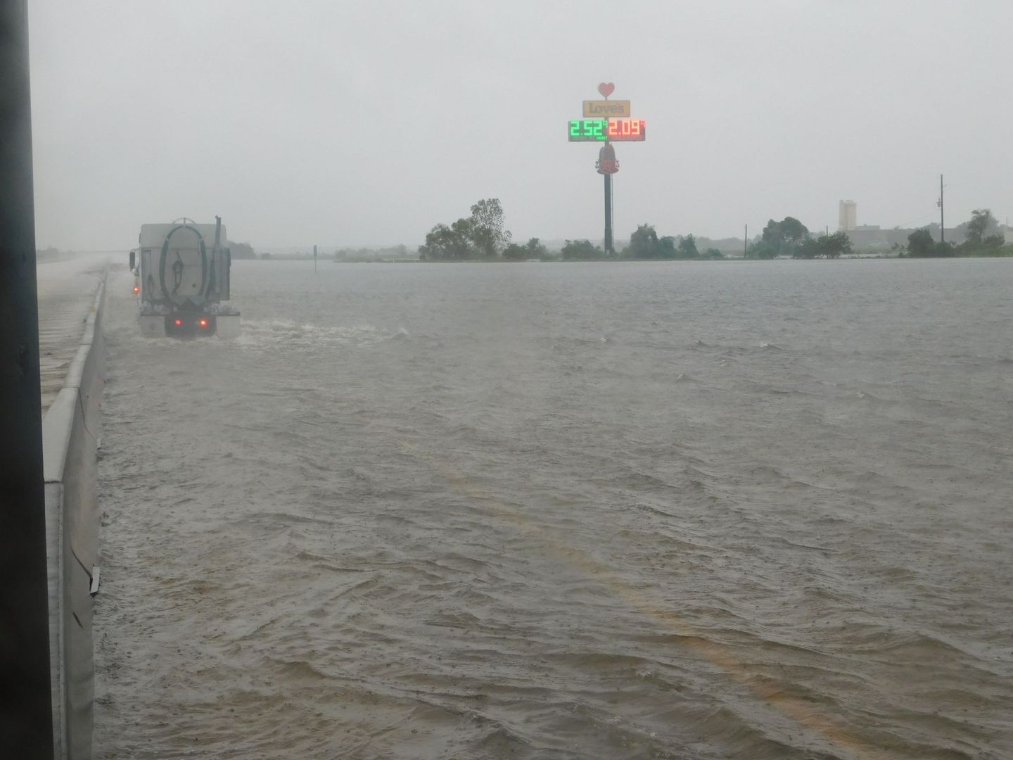 Un camión circula en solitario por una de las arterias principales de Houston, totalmente inundada, el 28 de agosto de 2017. (EFE)