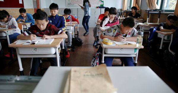 Foto: La escuela china se basa en tomar apuntes y repetir la lección. (Reuters)