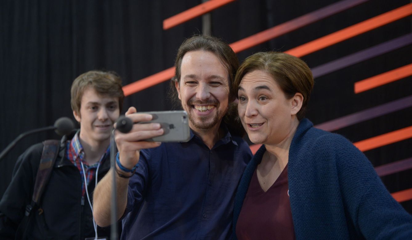 Ada Colau y Pablo Iglesias haciéndose un selfie (Gtres)