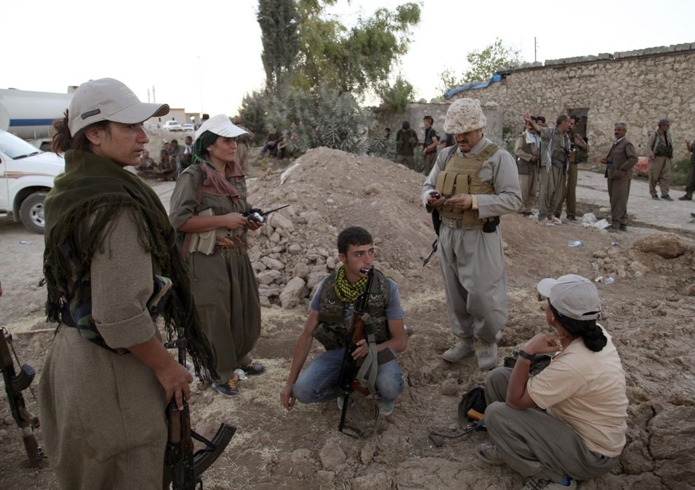 Foto: Combatientes kurdos, en un despliegue de seguridad en Makhmur, Irak. (Azad Lashkari/Reuters)