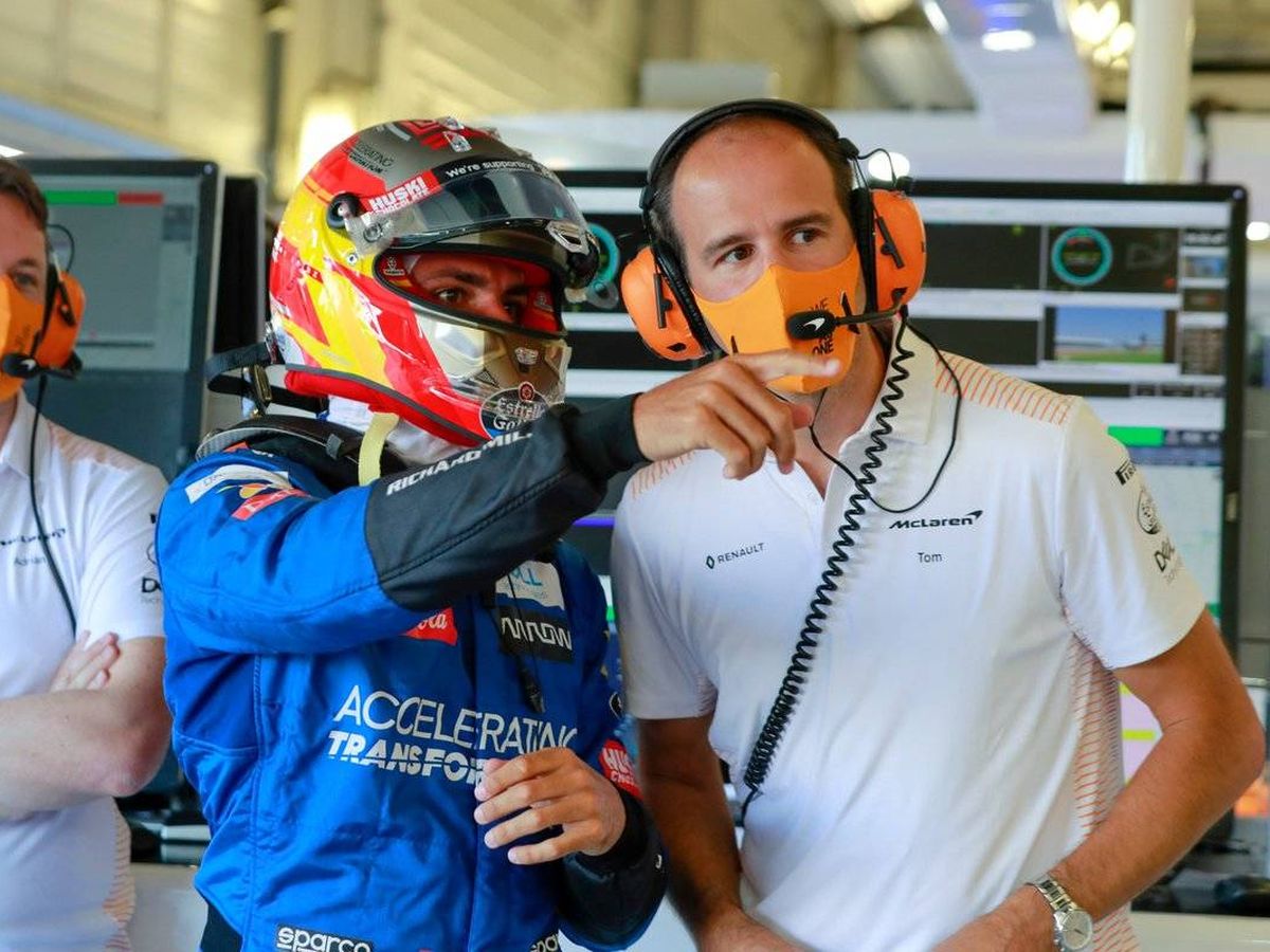 Foto: Carlos Sainz, con su ingeniero Tom Stallard en la segunda sesión de libres en Silverstone (McLaren)