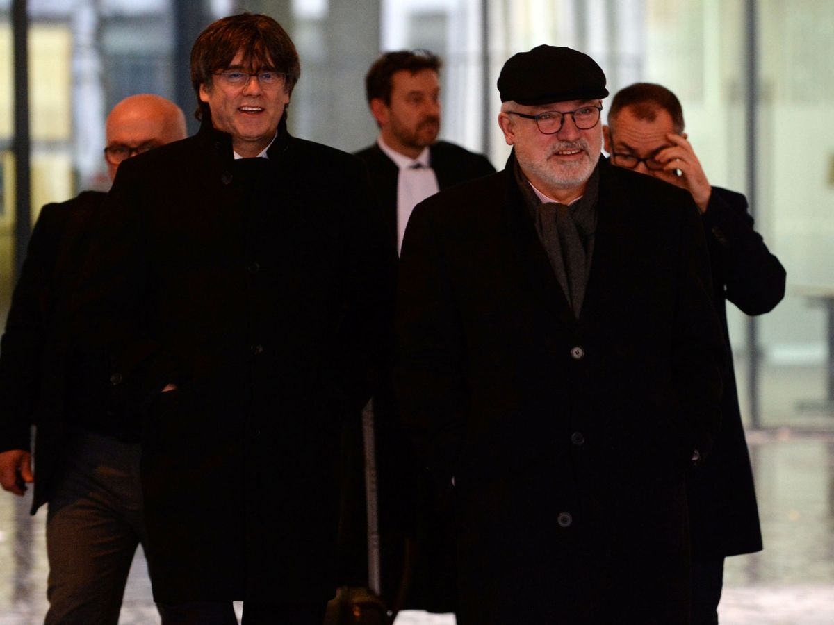 Foto: Carles Puigdemont y Lluís Puig en un juzgado belga en 2020. (Reuters/Johanna Geron)