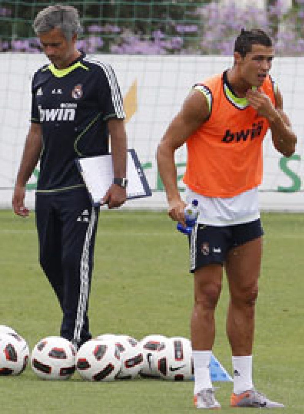 Foto: A Mourinho le avisan de que 'su' tercer delantero es Ronaldo y que, como mucho, vendría Ozil