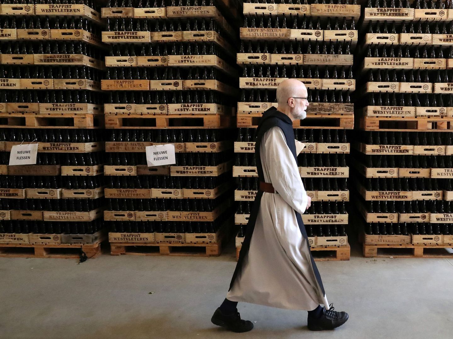 Un monje camina por el almacén de cervezas transitas. (Reuters)